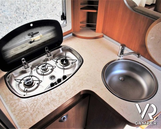 Laika Ecovip 9.1G: camper mansardato usato con garage per moto, ampia dinette, recente e con pochi chilometri.