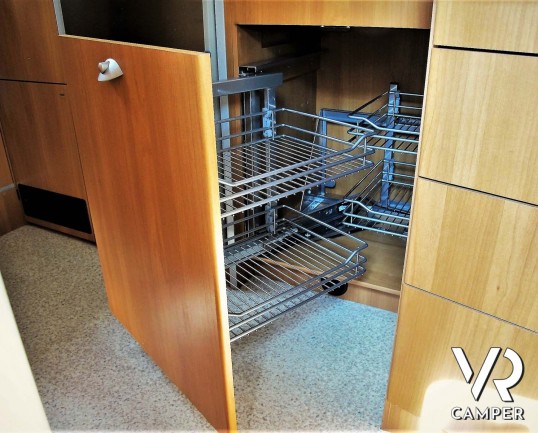 Laika Ecovip 9.1G: camper mansardato usato con garage per moto, ampia dinette, recente e con pochi chilometri.