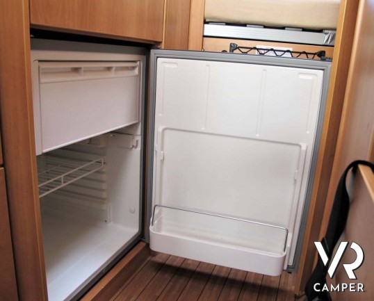 Possl Road Camp: camper furgonato usato colore grigio metallizzato, 2 posti letto e 4 posti omologati, su Fiat Ducato 130 cv. In vendita da Italia VR