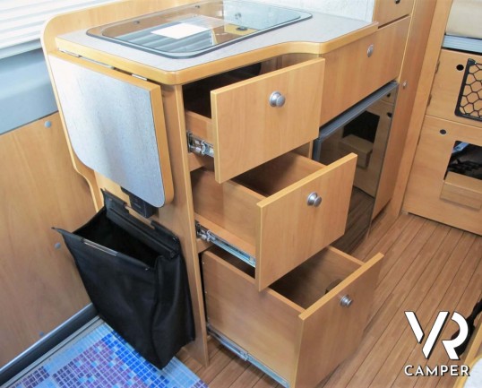 Possl Road Camp: camper furgonato usato colore grigio metallizzato, 2 posti letto e 4 posti omologati, su Fiat Ducato 130 cv. In vendita da Italia VR