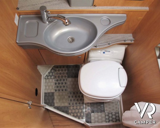 Possl Road Camp: camper furgonato usato colore grigio metallizzato, 2 posti letto e 4 posti omologati, su Fiat Ducato 130 cv. In vendita da Italia VR