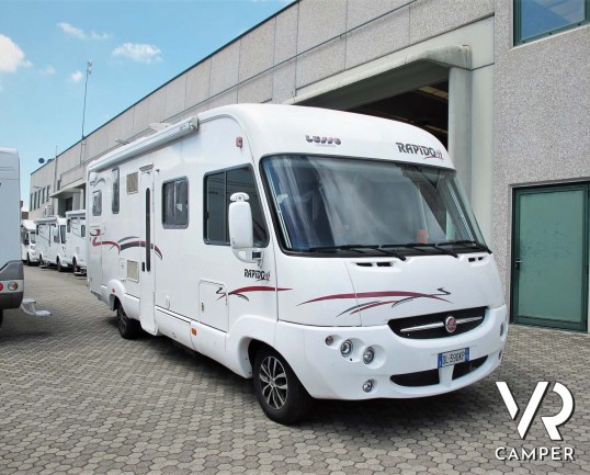 Rapido 9096: camper motorhome usato con ampia dinette, letto matrimoniale e letto basculante, bagno e doccia separati, garage per scooter.