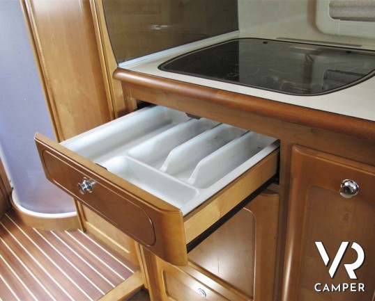 Rapido 9096: camper motorhome usato con ampia dinette, letto matrimoniale e letto basculante, bagno e doccia separati, garage per scooter.