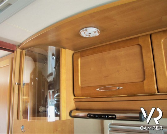 Rapido 9096: camper motorhome usato con ampia dinette, letto matrimoniale e letto basculante, bagno e doccia separati, garage per scooter.