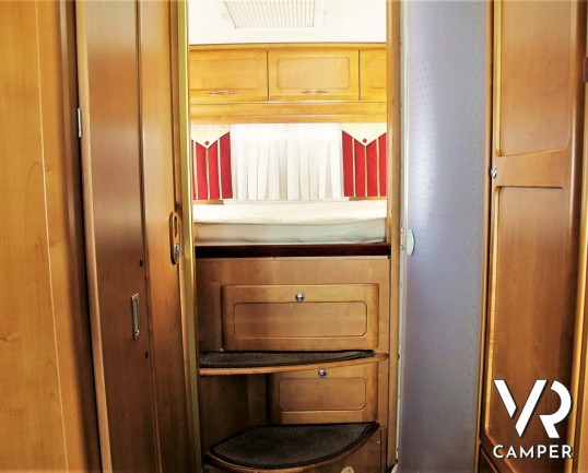 Rapido 9096: camper motorhome usato con ampia dinette, letto matrimoniale e letto basculante, bagno e doccia separati, garage per scooter.