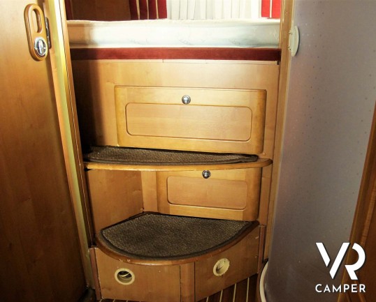 Rapido 9096: camper motorhome usato con ampia dinette, letto matrimoniale e letto basculante, bagno e doccia separati, garage per scooter.