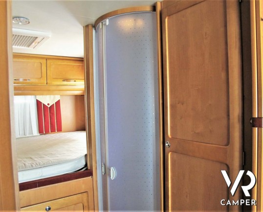 Rapido 9096: camper motorhome usato con ampia dinette, letto matrimoniale e letto basculante, bagno e doccia separati, garage per scooter.