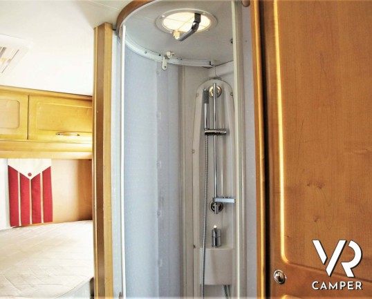 Rapido 9096: camper motorhome usato con ampia dinette, letto matrimoniale e letto basculante, bagno e doccia separati, garage per scooter.