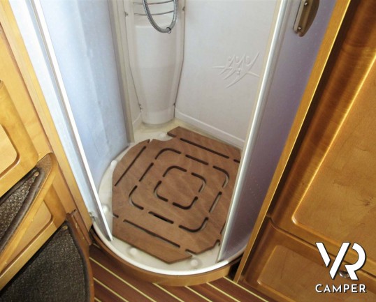 Rapido 9096: camper motorhome usato con ampia dinette, letto matrimoniale e letto basculante, bagno e doccia separati, garage per scooter.