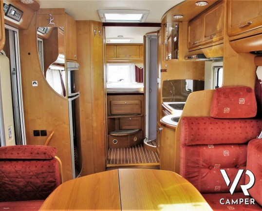 Rapido 9096: camper motorhome usato con ampia dinette, letto matrimoniale e letto basculante, bagno e doccia separati, garage per scooter.