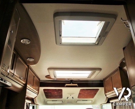 Rapido 9096: camper motorhome usato con ampia dinette, letto matrimoniale e letto basculante, bagno e doccia separati, garage per scooter.