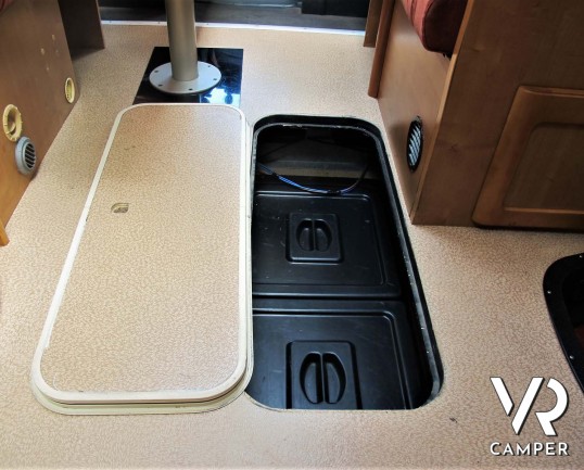 Rapido 9096: camper motorhome usato con ampia dinette, letto matrimoniale e letto basculante, bagno e doccia separati, garage per scooter.