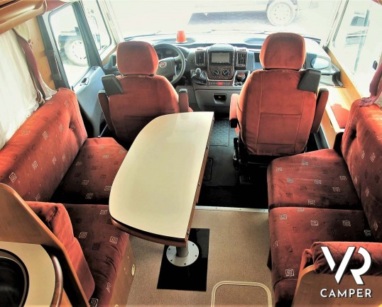 Rapido 9096: camper motorhome usato con ampia dinette, letto matrimoniale e letto basculante, bagno e doccia separati, garage per scooter.