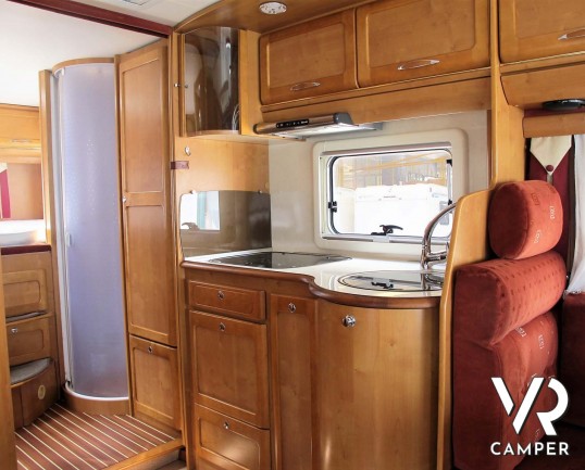 Rapido 9096: camper motorhome usato con ampia dinette, letto matrimoniale e letto basculante, bagno e doccia separati, garage per scooter.