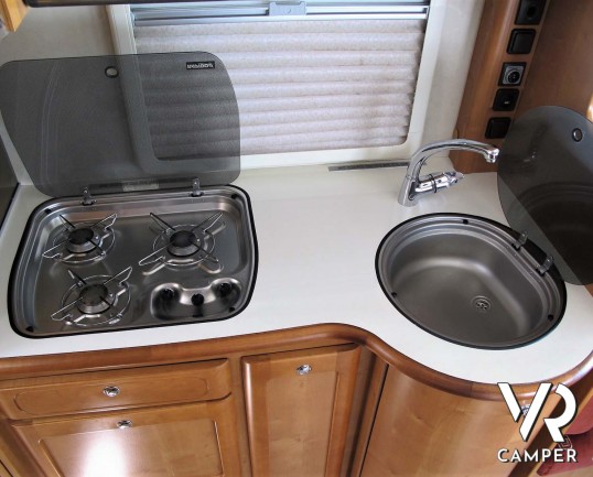 Rapido 9096: camper motorhome usato con ampia dinette, letto matrimoniale e letto basculante, bagno e doccia separati, garage per scooter.