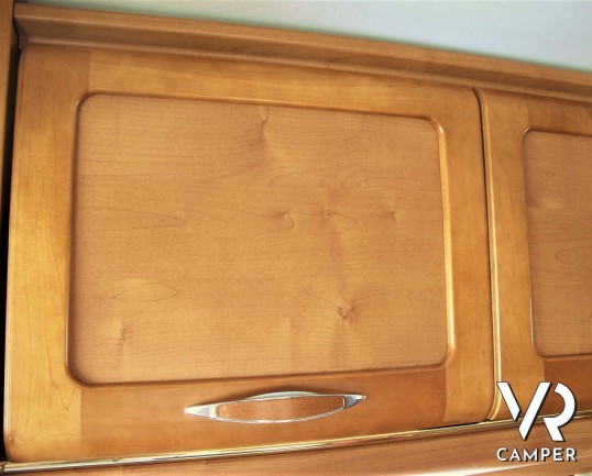 Rapido 9096: camper motorhome usato con ampia dinette, letto matrimoniale e letto basculante, bagno e doccia separati, garage per scooter.