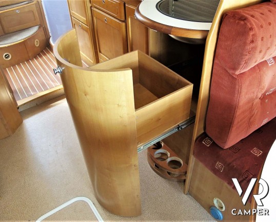 Rapido 9096: camper motorhome usato con ampia dinette, letto matrimoniale e letto basculante, bagno e doccia separati, garage per scooter.