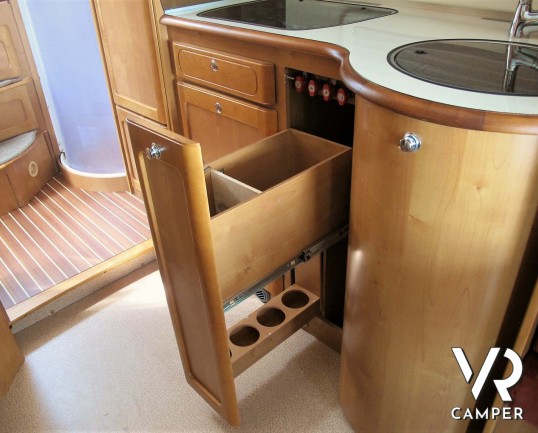 Rapido 9096: camper motorhome usato con ampia dinette, letto matrimoniale e letto basculante, bagno e doccia separati, garage per scooter.