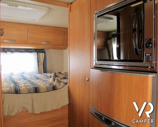 Adria Coral 660 SP - camper usato 4 posti con letto matrimoniale in coda, garage con portamoto, veranda, II batteria. In vendita da Italia VR a Torino