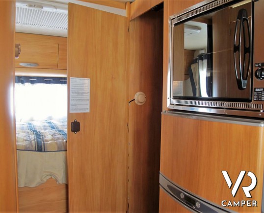 Adria Coral 660 SP - camper usato 4 posti con letto matrimoniale in coda, garage con portamoto, veranda, II batteria. In vendita da Italia VR a Torino