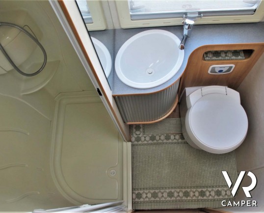 Adria Coral 660 SP - camper usato 4 posti con letto matrimoniale in coda, garage con portamoto, veranda, II batteria. In vendita da Italia VR a Torino