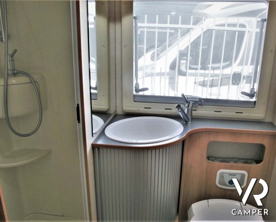 Adria Coral 660 SP - camper usato 4 posti con letto matrimoniale in coda, garage con portamoto, veranda, II batteria. In vendita da Italia VR a Torino