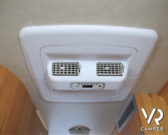 Adria Coral 660 SP - camper usato 4 posti con letto matrimoniale in coda, garage con portamoto, veranda, II batteria. In vendita da Italia VR a Torino