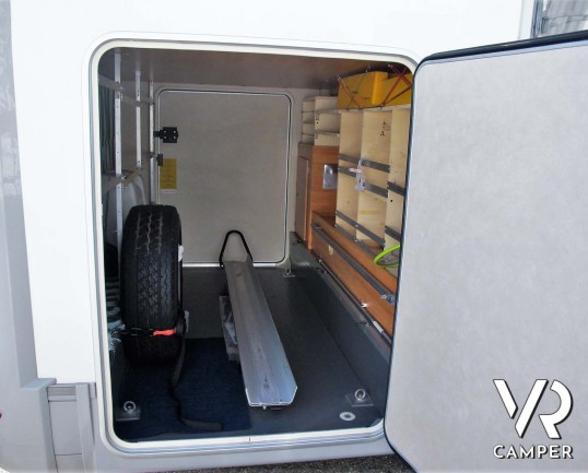 Adria Coral 660 SP - camper usato 4 posti con letto matrimoniale in coda, garage con portamoto, veranda, II batteria. In vendita da Italia VR a Torino