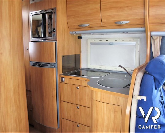 Adria Coral 660 SP - camper usato 4 posti con letto matrimoniale in coda, garage con portamoto, veranda, II batteria. In vendita da Italia VR a Torino