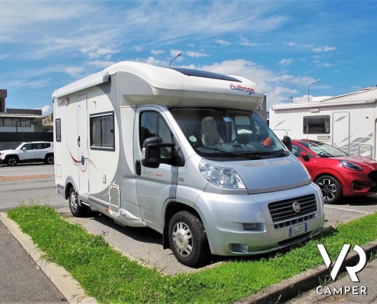 Challenger Mageo Prium: camper usato semintegrale con verandam antenna satellitare, piedini elettrici. Su Fiat Ducato 130 CV. In vendita da Italia VR.