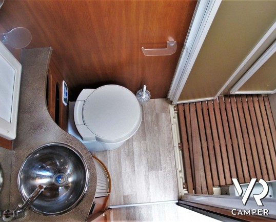 Challenger Mageo Prium: camper usato semintegrale con verandam antenna satellitare, piedini elettrici. Su Fiat Ducato 130 CV. In vendita da Italia VR.