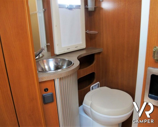 Challenger Mageo Prium: camper usato semintegrale con verandam antenna satellitare, piedini elettrici. Su Fiat Ducato 130 CV. In vendita da Italia VR.