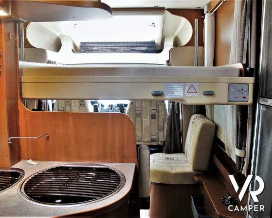 Challenger Mageo Prium: camper usato semintegrale con verandam antenna satellitare, piedini elettrici. Su Fiat Ducato 130 CV. In vendita da Italia VR.