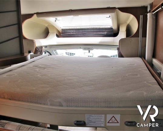 Challenger Mageo Prium: camper usato semintegrale con verandam antenna satellitare, piedini elettrici. Su Fiat Ducato 130 CV. In vendita da Italia VR.