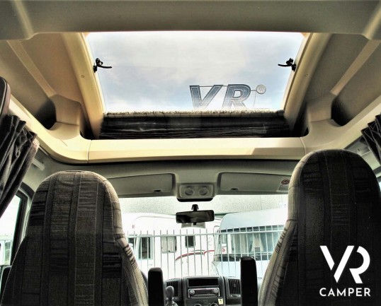 Challenger Mageo Prium: camper usato semintegrale con verandam antenna satellitare, piedini elettrici. Su Fiat Ducato 130 CV. In vendita da Italia VR.