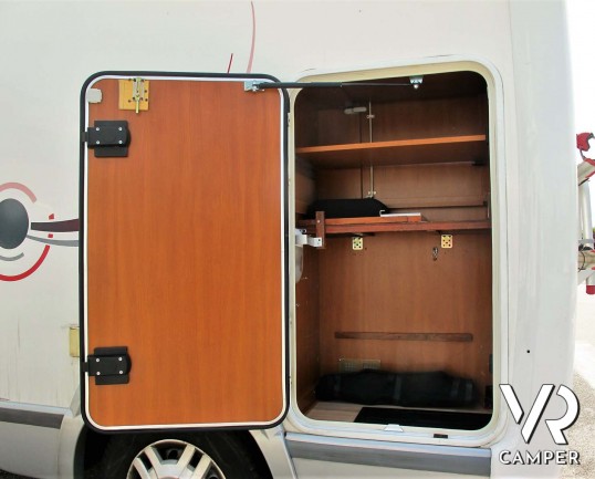 Challenger Mageo Prium: camper usato semintegrale con verandam antenna satellitare, piedini elettrici. Su Fiat Ducato 130 CV. In vendita da Italia VR.