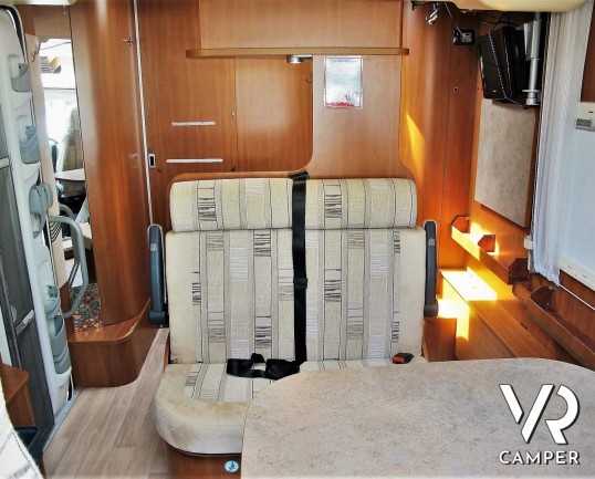 Challenger Mageo Prium: camper usato semintegrale con verandam antenna satellitare, piedini elettrici. Su Fiat Ducato 130 CV. In vendita da Italia VR.