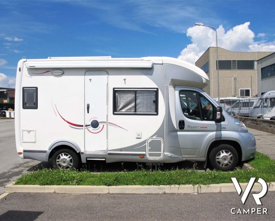 Challenger Mageo Prium: camper usato semintegrale con verandam antenna satellitare, piedini elettrici. Su Fiat Ducato 130 CV. In vendita da Italia VR.