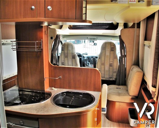 Challenger Mageo Prium: camper usato semintegrale con verandam antenna satellitare, piedini elettrici. Su Fiat Ducato 130 CV. In vendita da Italia VR.