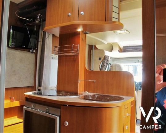 Challenger Mageo Prium: camper usato semintegrale con verandam antenna satellitare, piedini elettrici. Su Fiat Ducato 130 CV. In vendita da Italia VR.