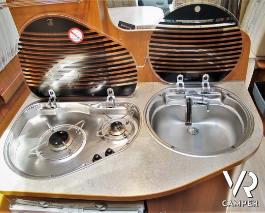 Challenger Mageo Prium: camper usato semintegrale con verandam antenna satellitare, piedini elettrici. Su Fiat Ducato 130 CV. In vendita da Italia VR.