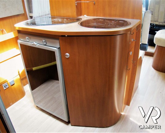 Challenger Mageo Prium: camper usato semintegrale con verandam antenna satellitare, piedini elettrici. Su Fiat Ducato 130 CV. In vendita da Italia VR.