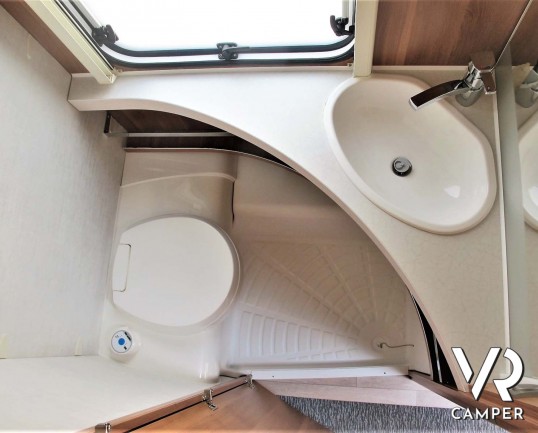 Fendt Saphir 515 SG - Caravan Roulotte con 4 posti letto, dotata di veranda, antenna tv, scambiatore bombole, moover. In visione da Italia VR a Druent