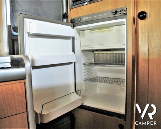 Laika Ecovip 2 I camper usato mansardato 5 posti letto, dotato di veranda, pannello solare, doppio serbatoio acque chiare. Su motore Iveco