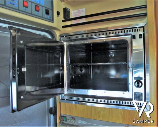 Laika Ecovip 2 I camper usato mansardato 5 posti letto, dotato di veranda, pannello solare, doppio serbatoio acque chiare. Su motore Iveco