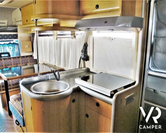 Laika Ecovip 2 I camper usato mansardato 5 posti letto, dotato di veranda, pannello solare, doppio serbatoio acque chiare. Su motore Iveco