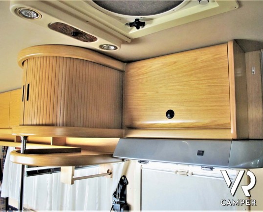 Laika Ecovip 2 I camper usato mansardato 5 posti letto, dotato di veranda, pannello solare, doppio serbatoio acque chiare. Su motore Iveco