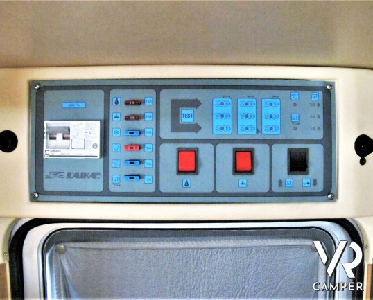 Laika Ecovip 2 I camper usato mansardato 5 posti letto, dotato di veranda, pannello solare, doppio serbatoio acque chiare. Su motore Iveco