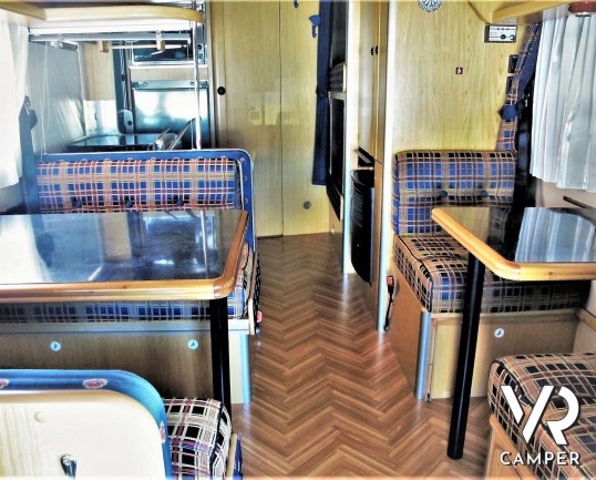 Laika Ecovip 2 I camper usato mansardato 5 posti letto, dotato di veranda, pannello solare, doppio serbatoio acque chiare. Su motore Iveco