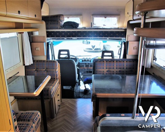 Laika Ecovip 2 I camper usato mansardato 5 posti letto, dotato di veranda, pannello solare, doppio serbatoio acque chiare. Su motore Iveco